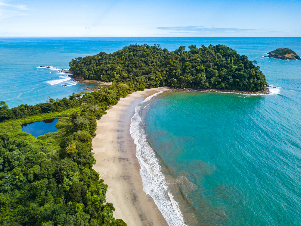 Stranden Playa Manuel Antonio i nationalparken sedd från luften