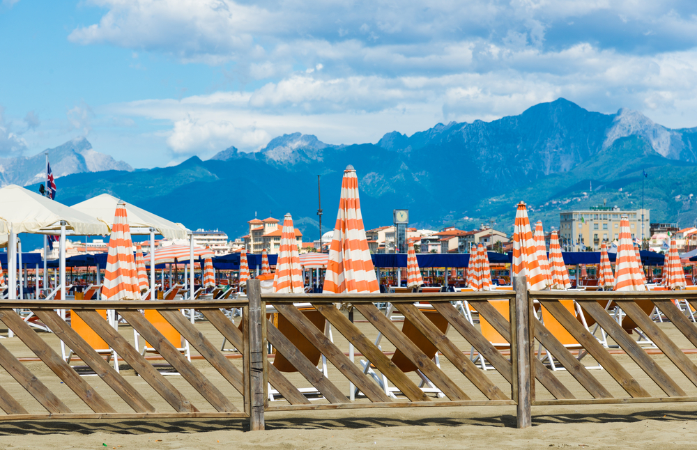 Stranden i Viareggio med Apuanska alperna i bakgrunden