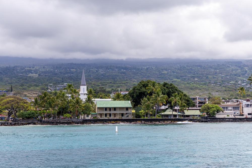 Strandpromenaden i Kailua-Kona med palmer och kyrka