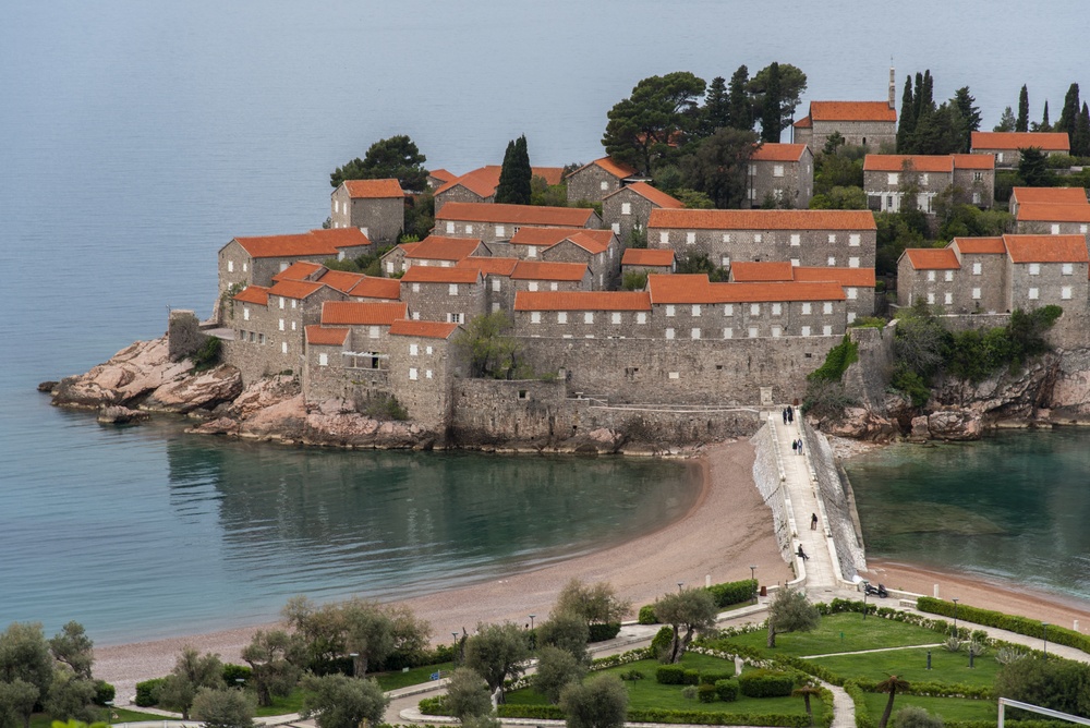 Flygvy över ön Sveti Stefan och dess röda tak