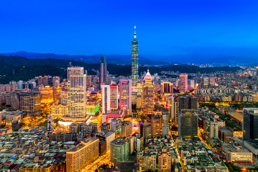 Taipei 101 och en livlig gata i affärsdistriktet Xinyi i Taipei