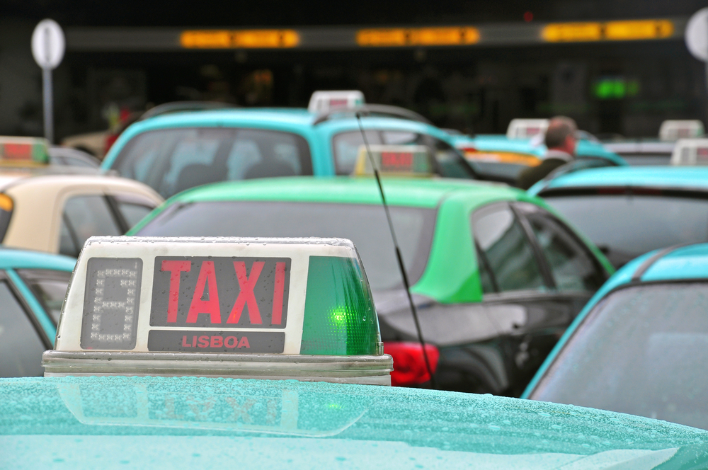 Taxibilar i kö vid Lissabons flygplats