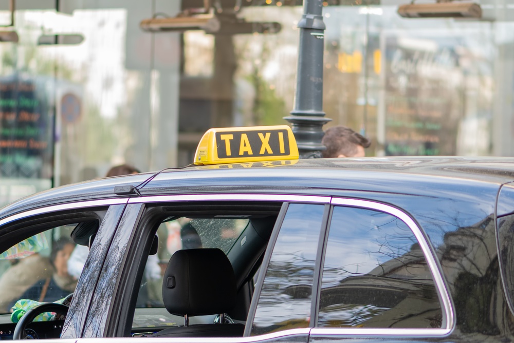 Taxi med gul taxiskylt på en gata i Wien