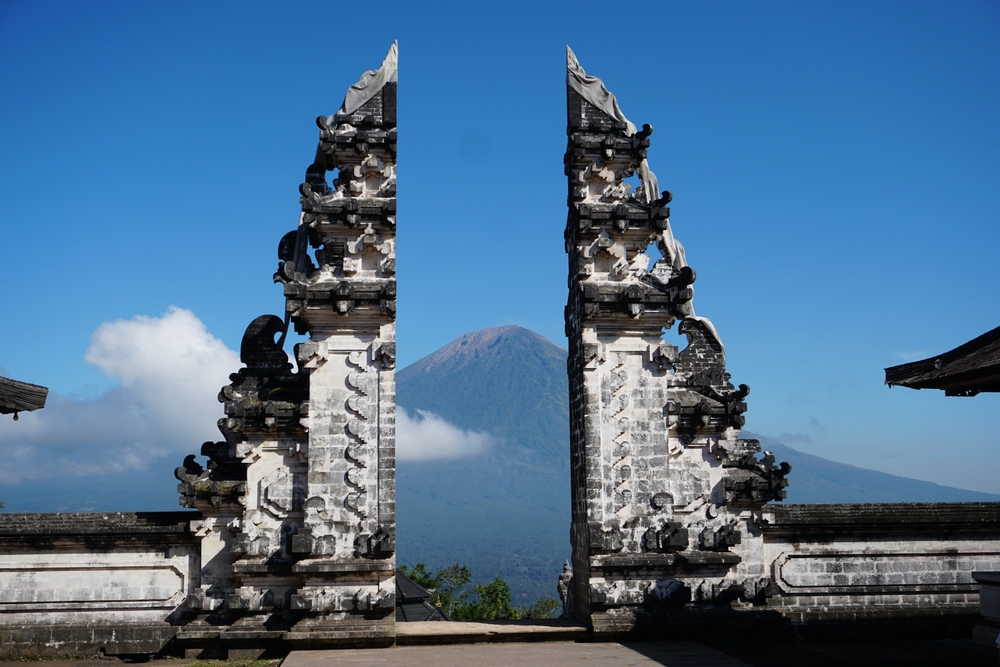 Tempelporten vid Pura Lempuyang med Mount Agung i bakgrunden