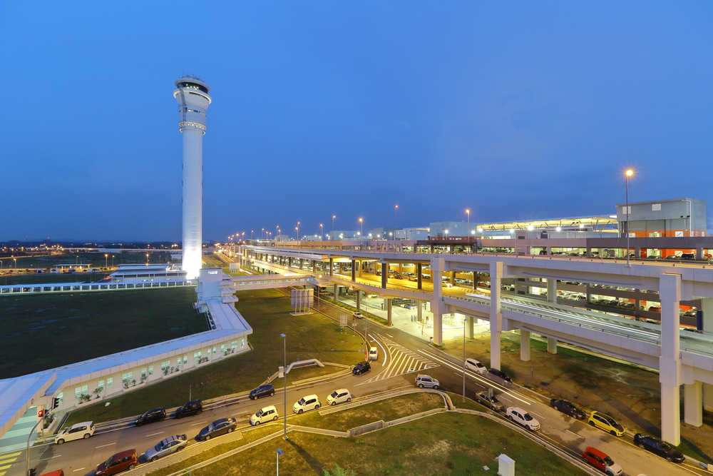 Flygledartornet och Transport Hub vid Terminal 2 på Kuala Lumpurs flygplats