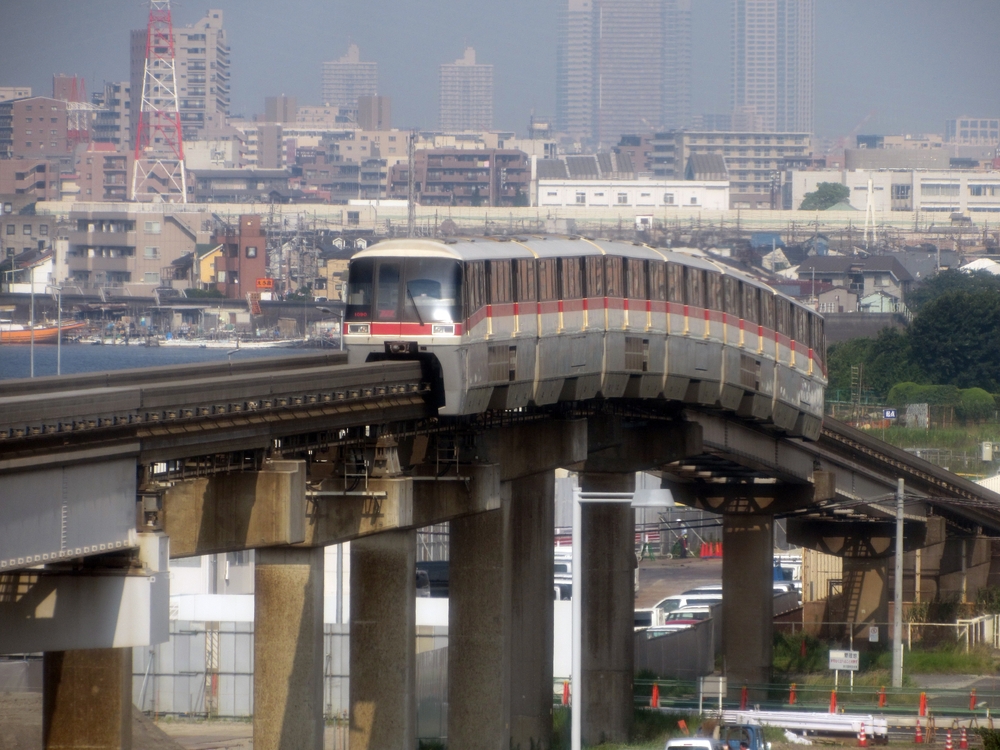 Tokyo Monorail på väg mellan Haneda flygplats och Tokyo centrum