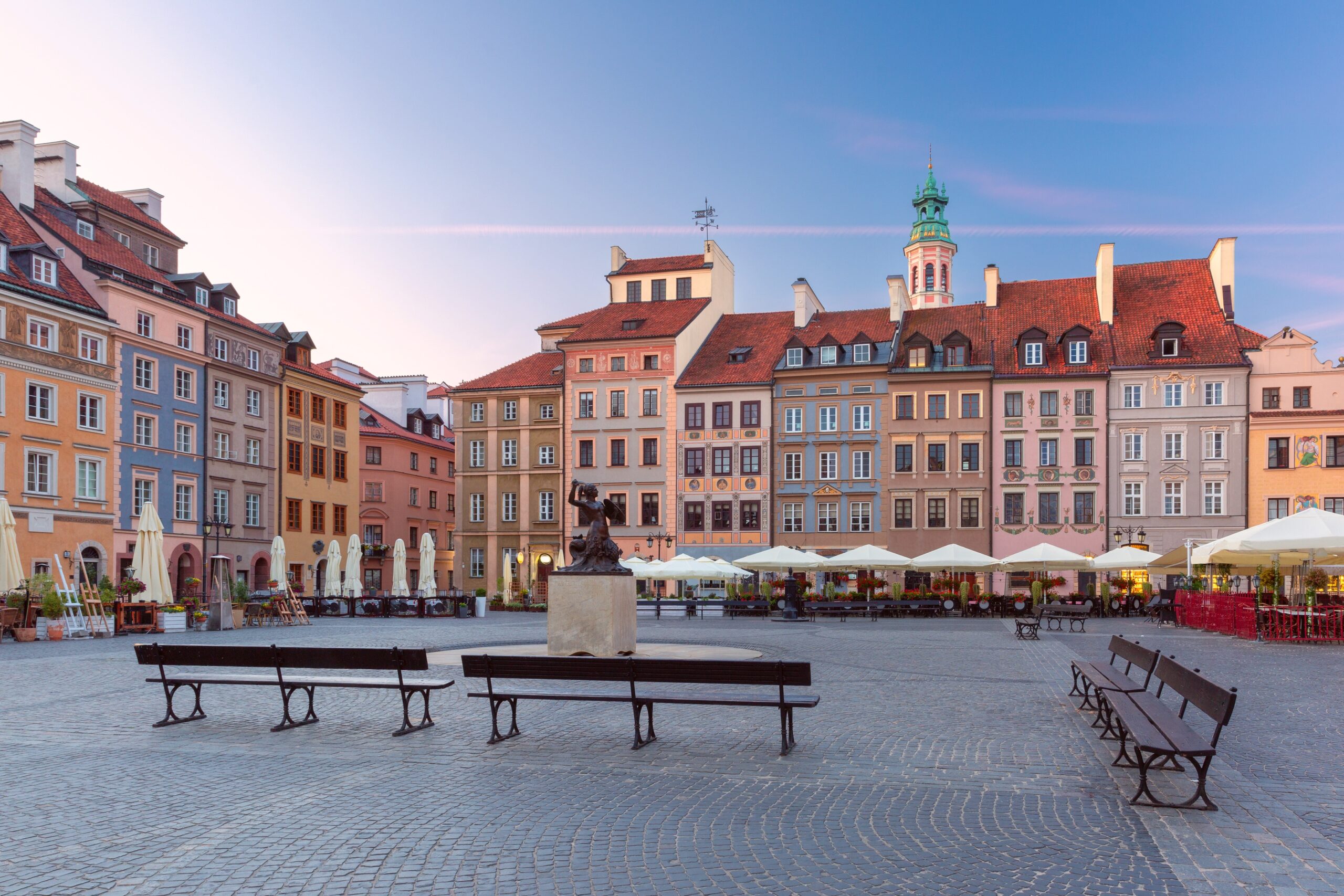 Torget i Gamla stan i Warszawa med färgglada hus tidigt på morgonen