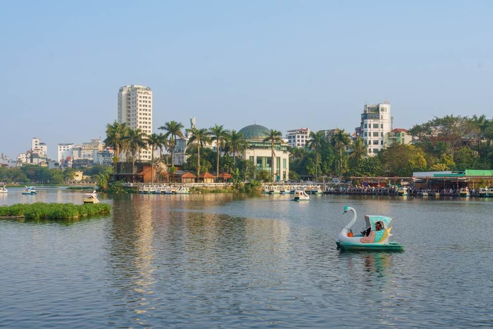 Truc Bach-sjön i Hanoi med stadens hus längs stranden