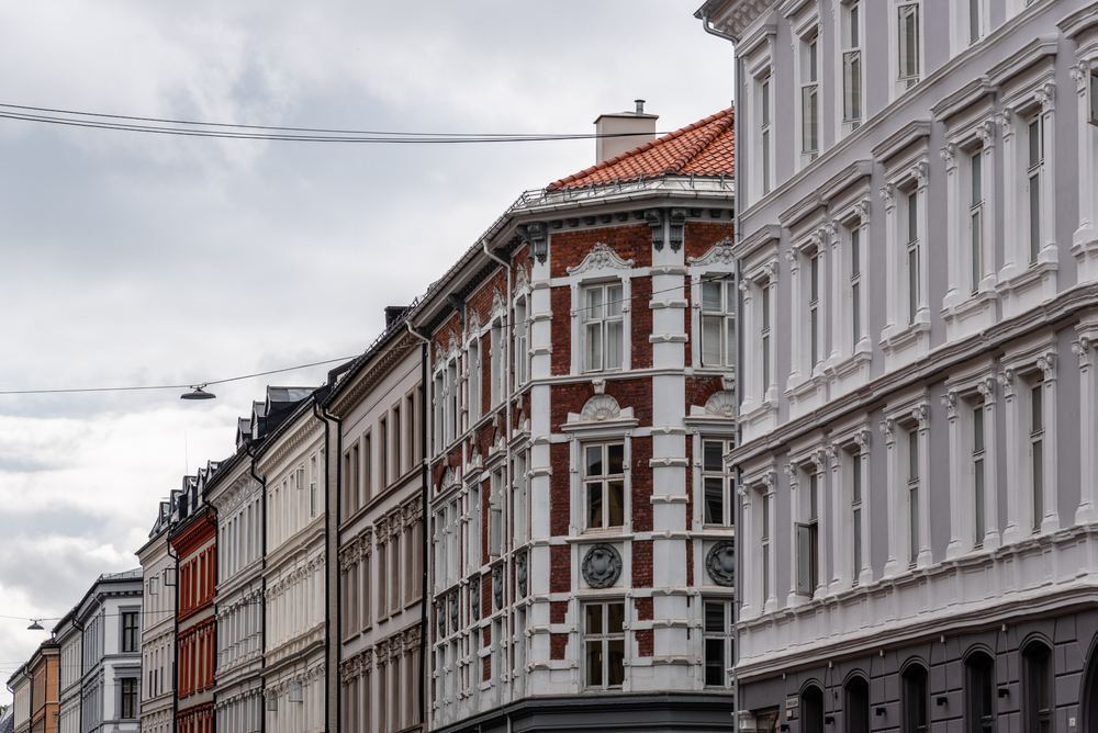 Typiska hyreshus längs en gata på Grünerløkka i Oslo