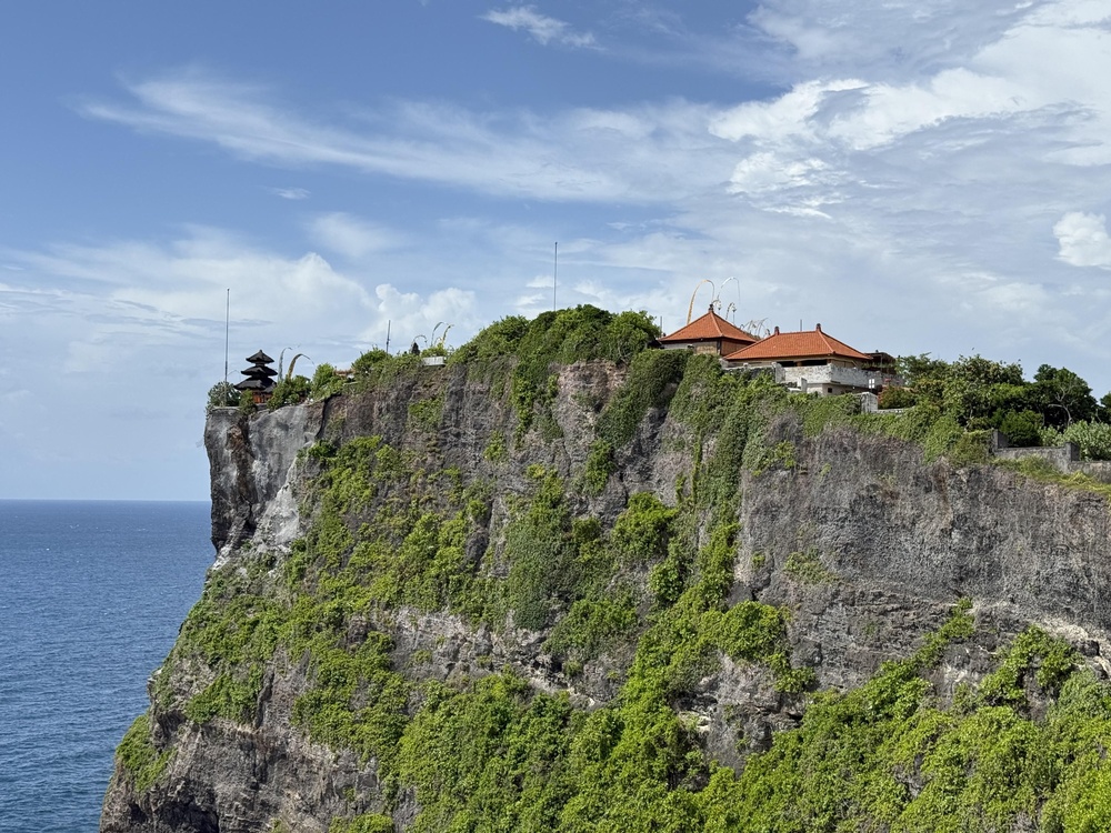 Uluwatutemplet på klippan över Indiska oceanen