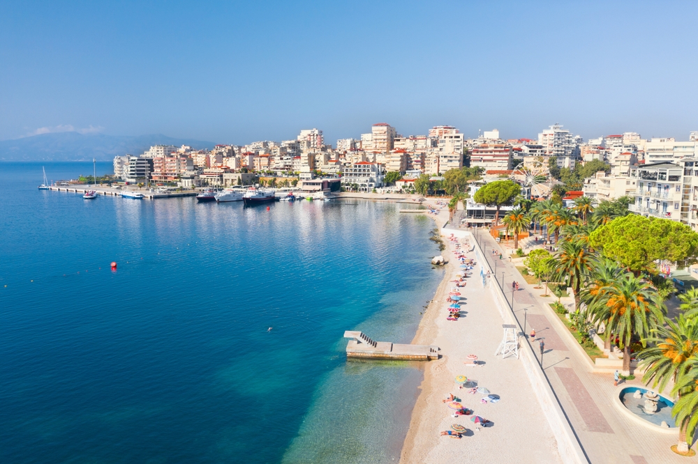 Utsikt över Sarandë med strandpromenaden och hamnen