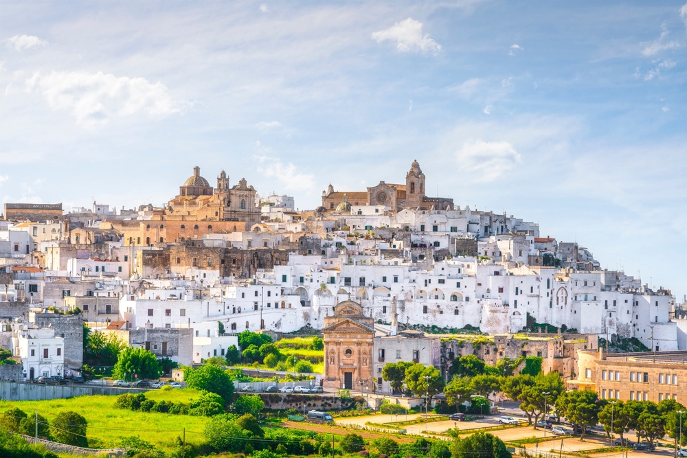 Utsikt över den vita staden Ostuni i Apulien