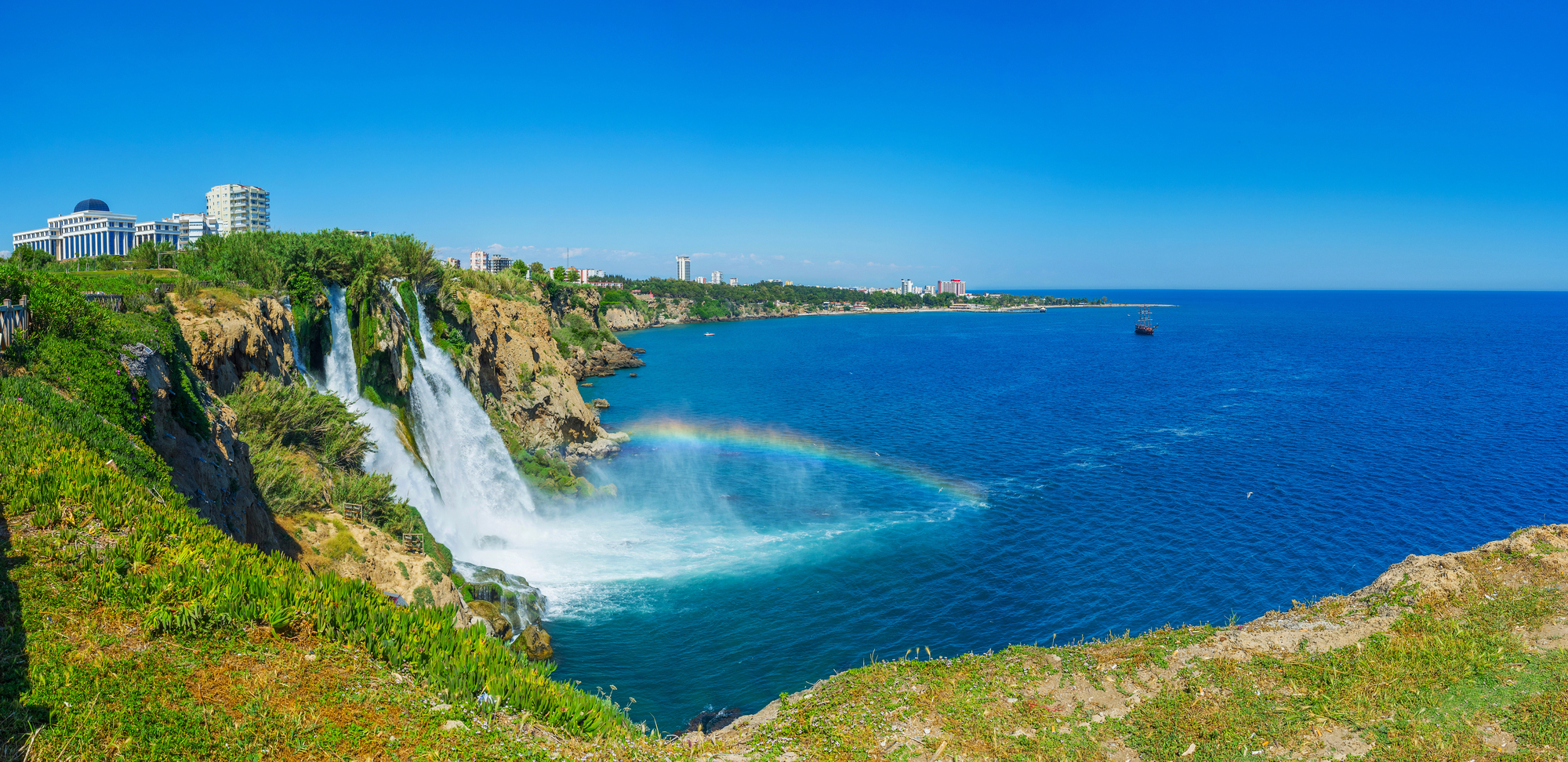 Kusten vid Antalya med Medelhavet och Taurusbergen i bakgrunden