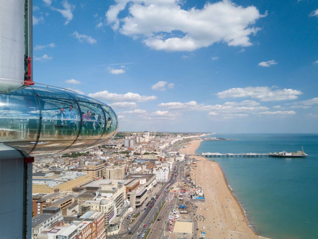 Flygfoto över Brighton med i360-tornet och strandpromenaden