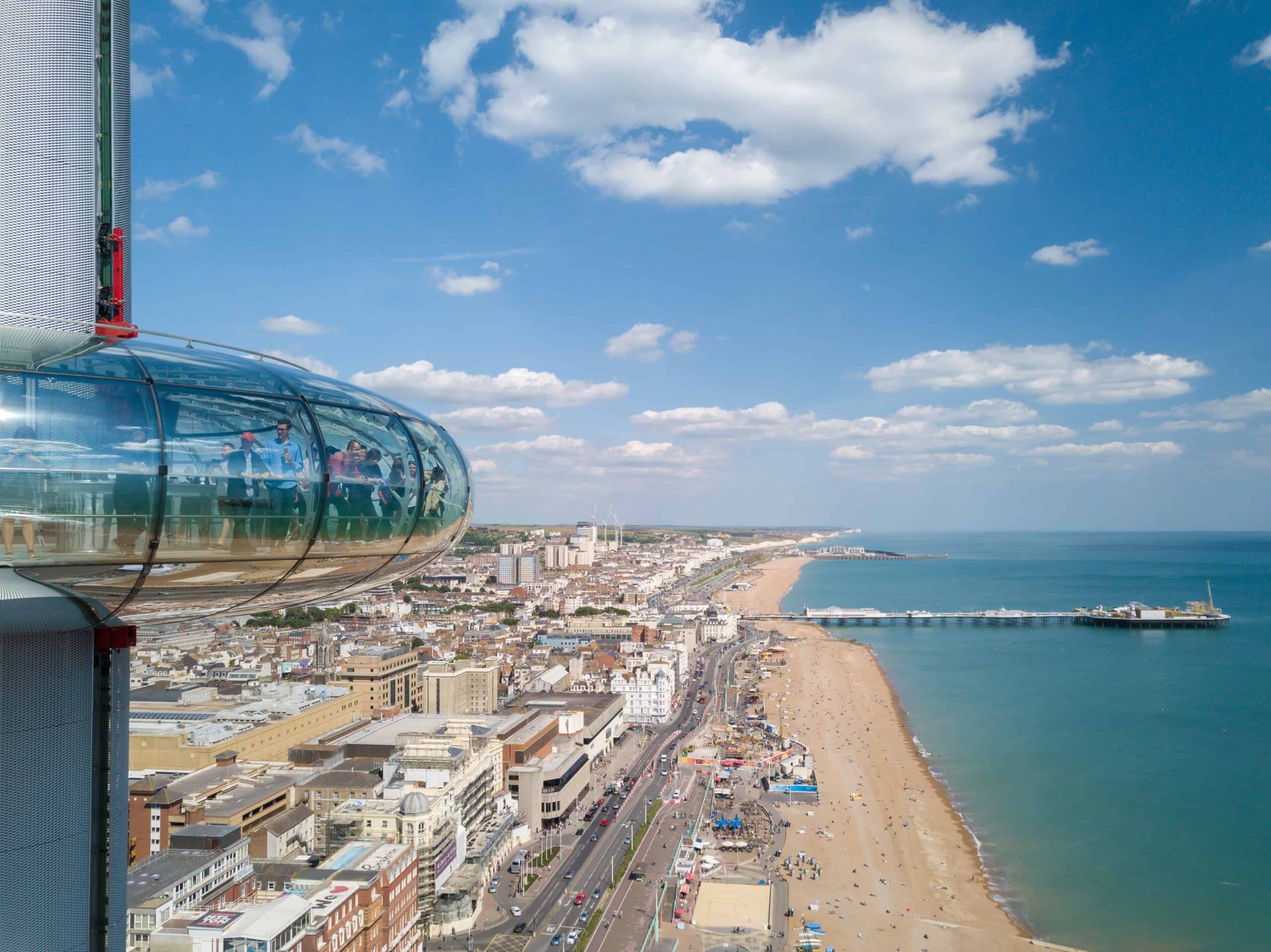Flygfoto över Brighton med i360-tornet och strandpromenaden