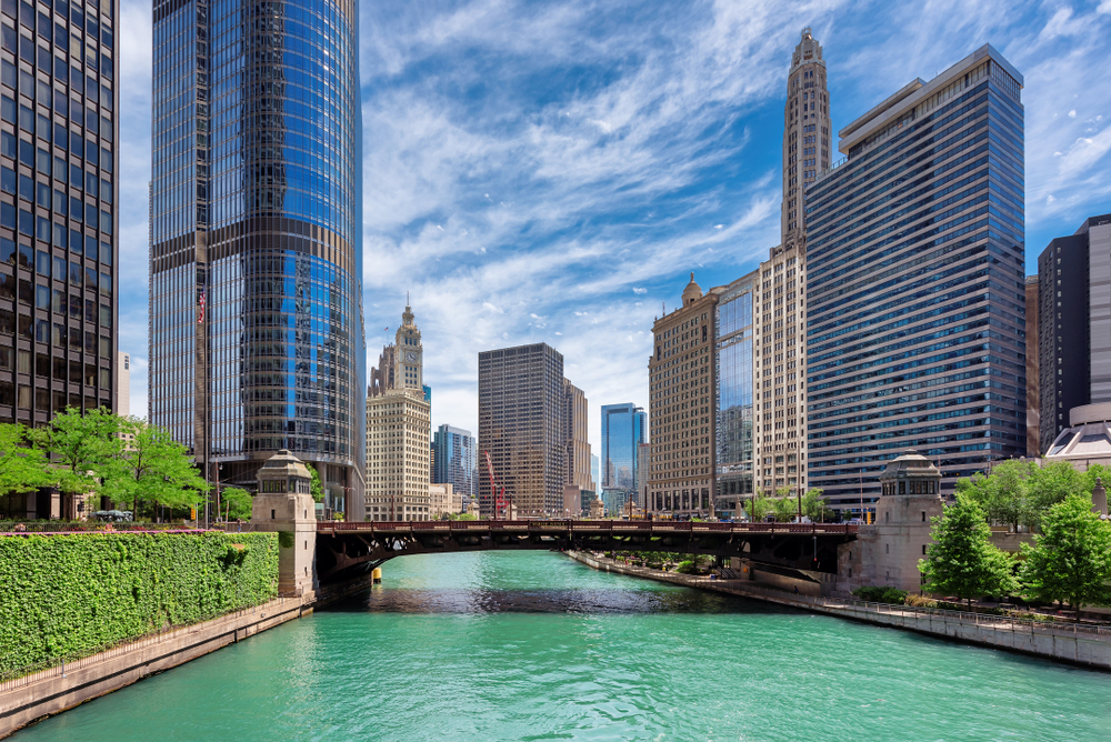 Chicagos skyline och Chicago River en solig sommardag