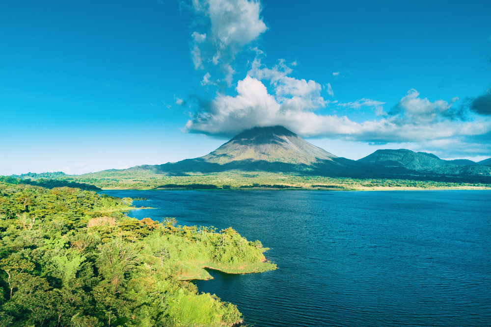 Vulkanen Arenal och regnskogen vid La Fortuna i Costa Rica sedda från luften