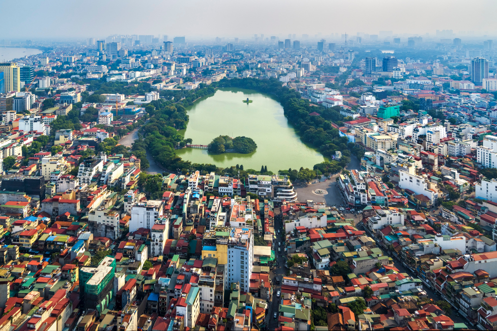 Flygfoto över Hoan Kiem-sjön och Hanois centrum