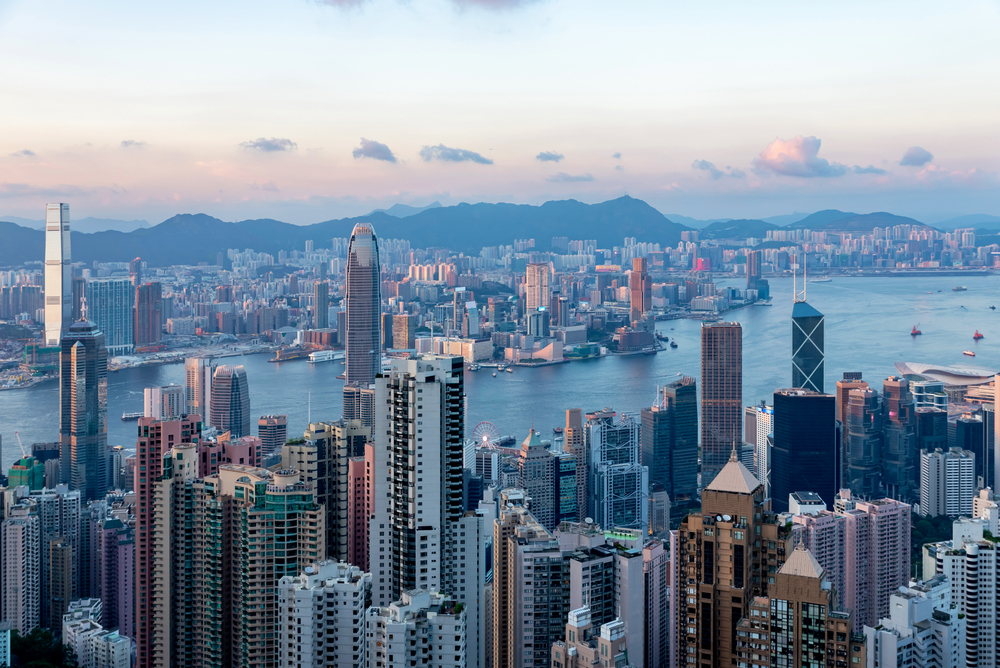 Hongkongs stadssiluett i solnedgången sedd från Victoria Peak