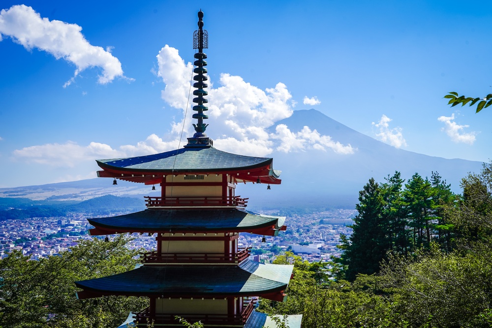 Chureito-pagoden med berget Fuji i bakgrunden vid Fujiyoshida i Japan