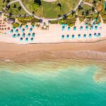 Flygfoto över stranden i Khao Lak i Thailand