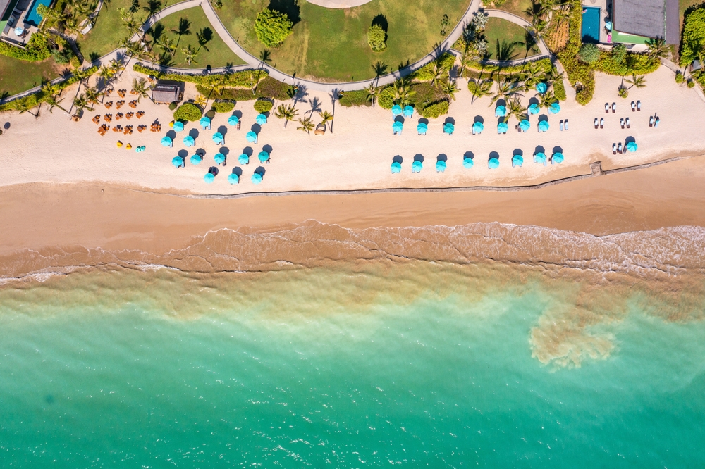 Flygfoto över stranden i Khao Lak i Thailand