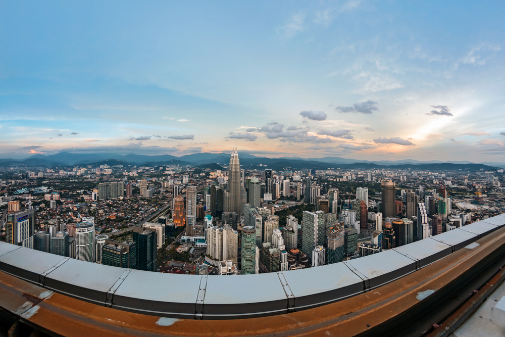 Kuala Lumpurs stadssiluett i solnedgången