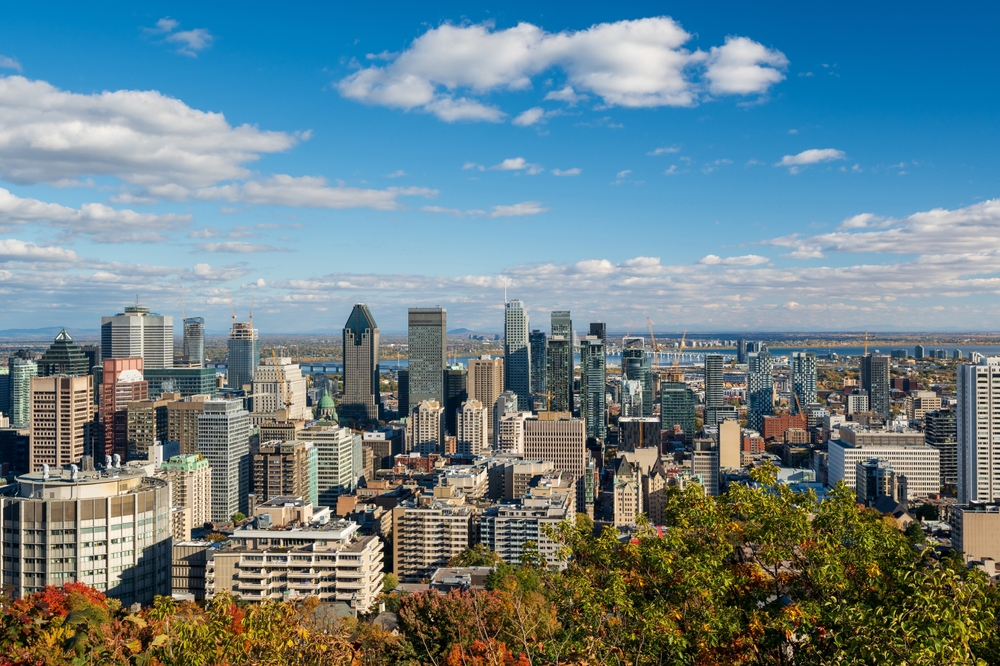 Montreals skyline i höstfärger sedd från utsiktsplatsen Kondiaronk på Mont Royal