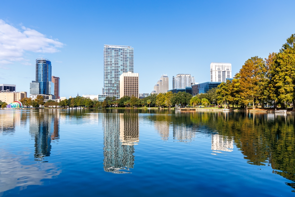 Orlandos skyline sedd från Lake Eola Park