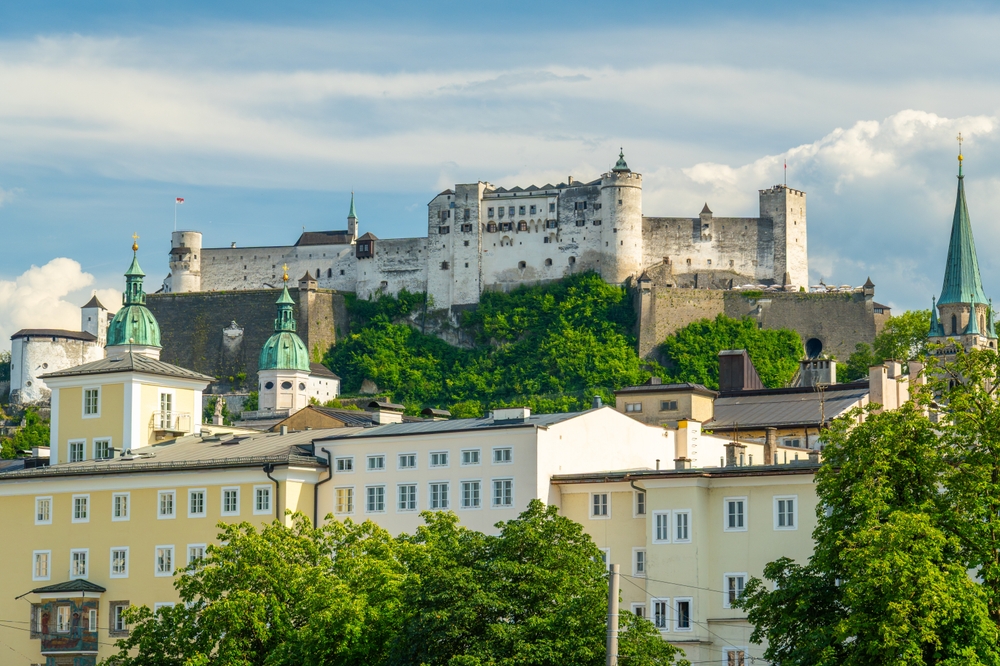 Gamla stan i Salzburg med fästningen Hohensalzburg och floden Salzach