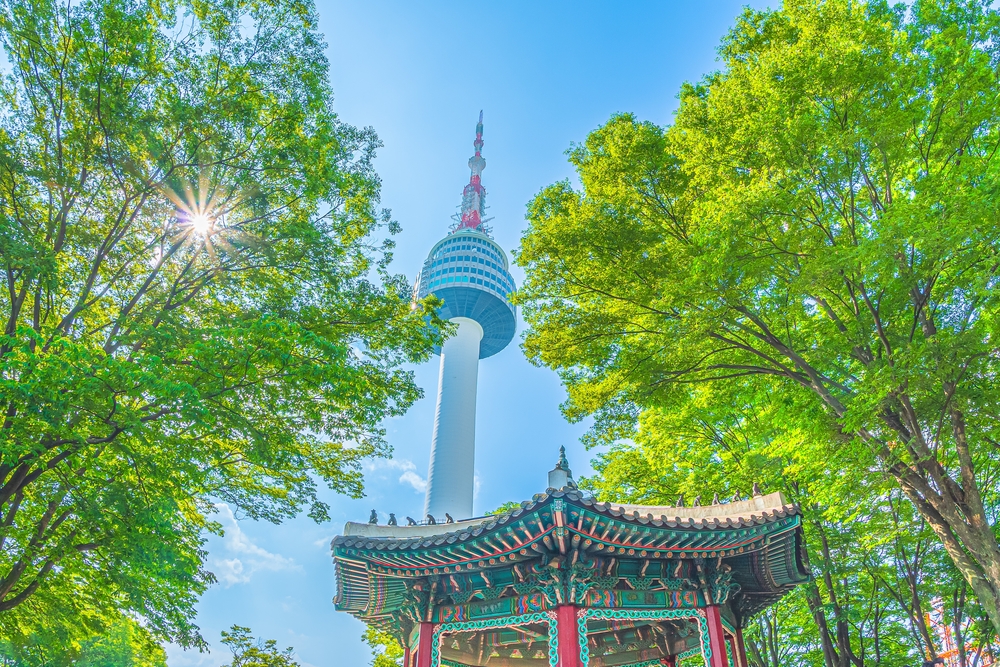 N Seoul Tower på Namsan och en traditionell paviljong i Seoul
