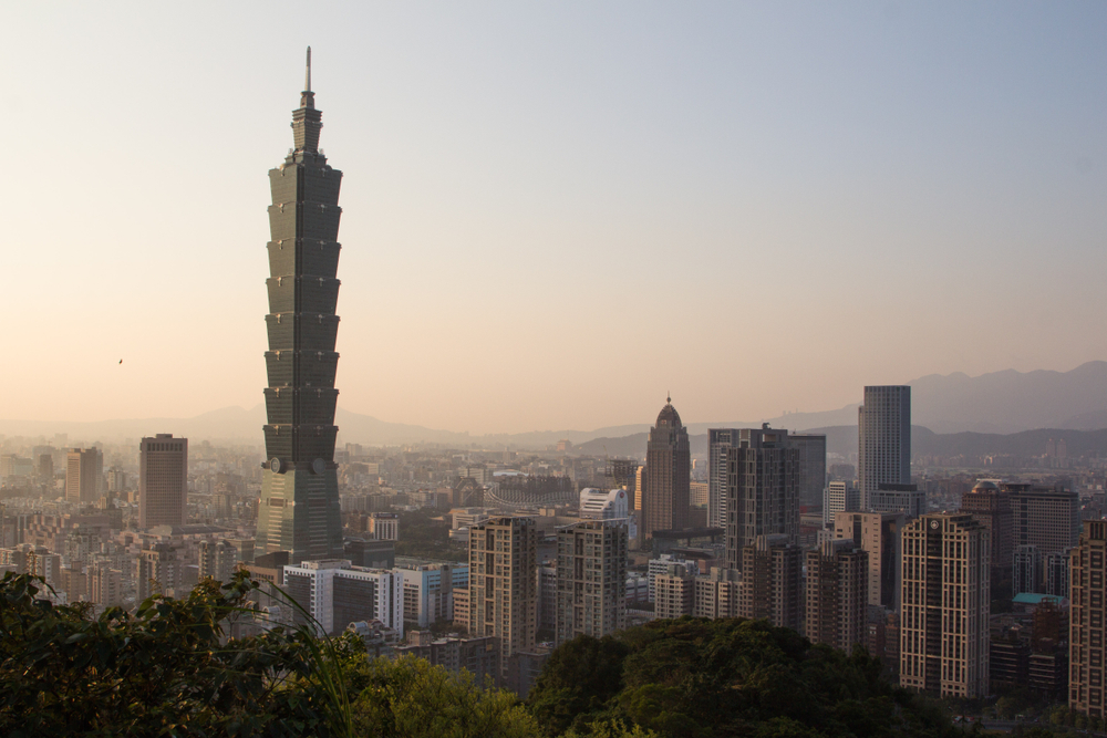 Taipei 101 och Taipeis stadssiluett i solnedgången sedd från Elephant Mountain