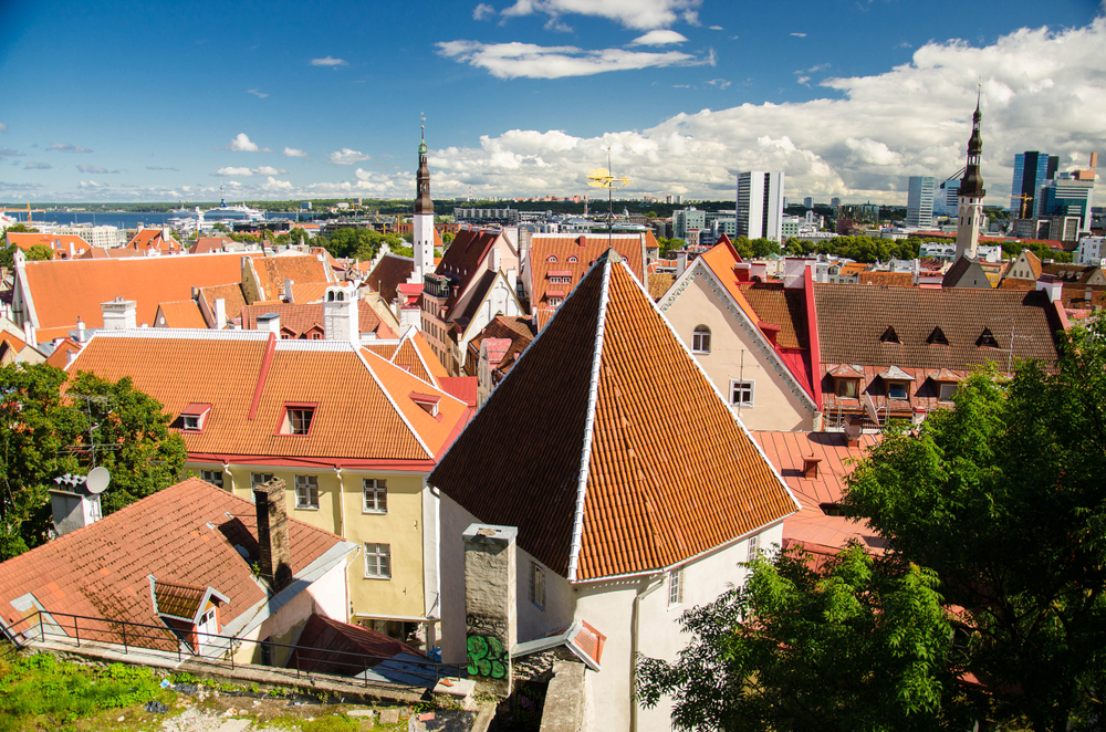 Utsikt över de röda taken och kyrktornen i Gamla stan i Tallinn från Kohtuotsa