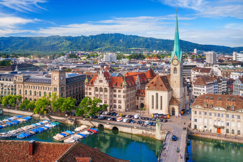 Zürichs historiska stadskärna vid floden Limmat en solig dag