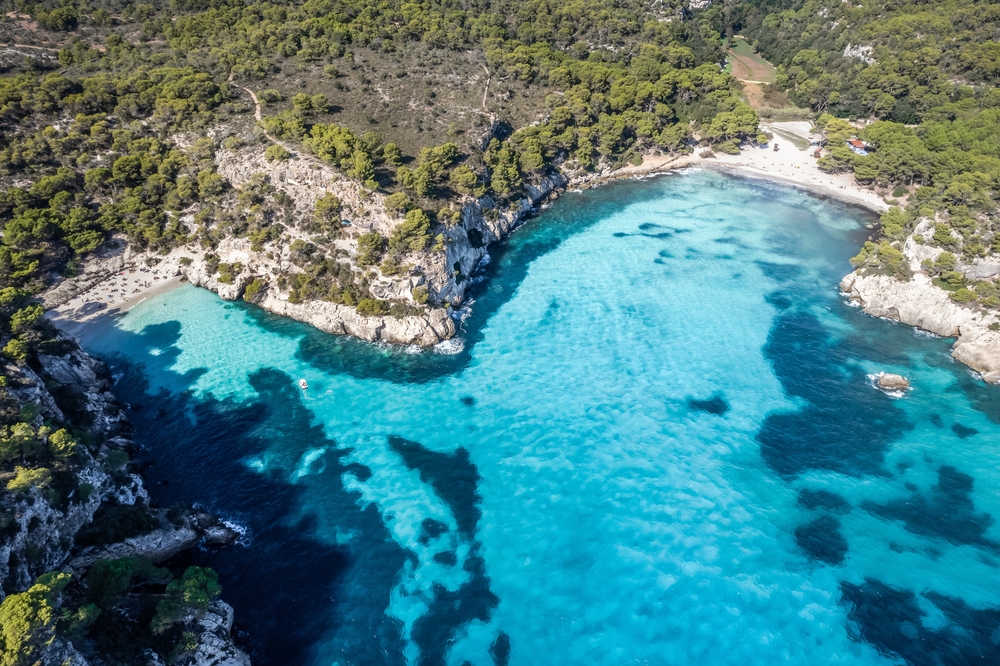 Flygvy över Cala Macarella på Menorca