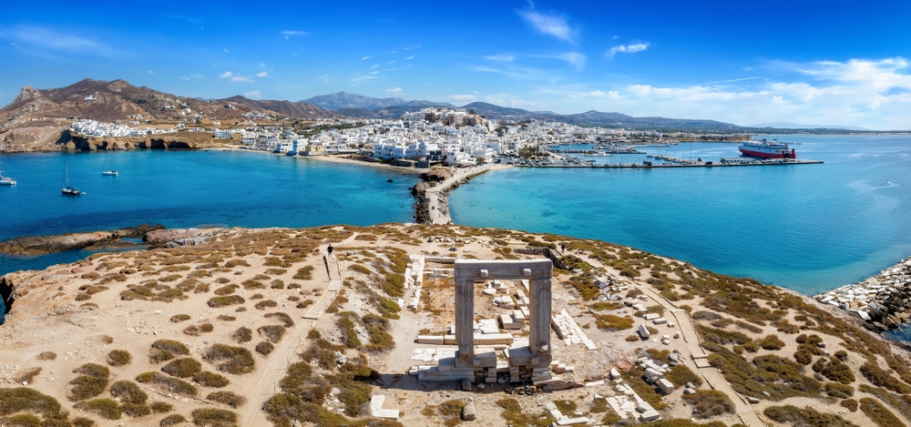 Portara på Naxos från luften med staden och hamnen i bakgrunden