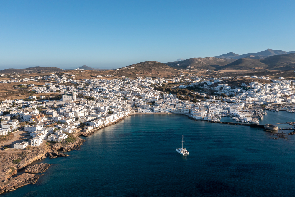 Flygvy över Naoussa och hamnen på Paros