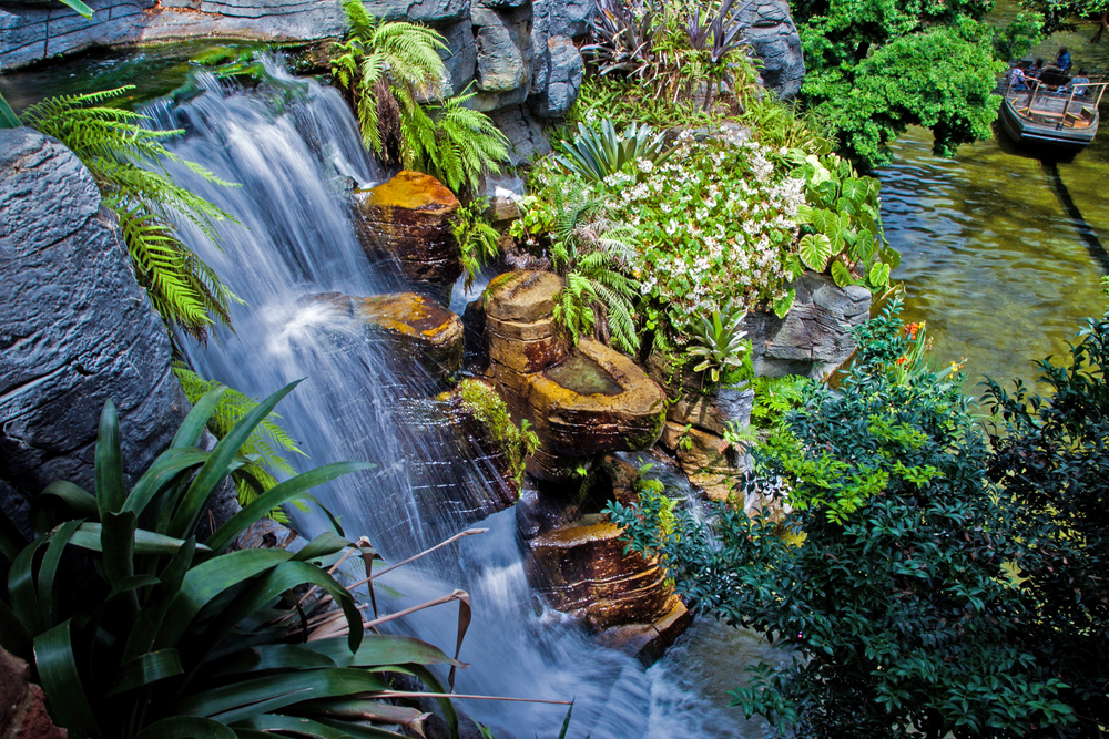 Vattenfall och tropisk trädgård på Gaylord Opryland Resort i Music Valley i Nashville