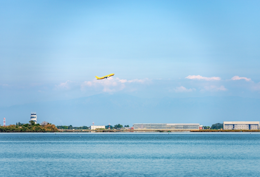 Flygplan lyfter från Marco Polo flygplats vid Venedigs lagun
