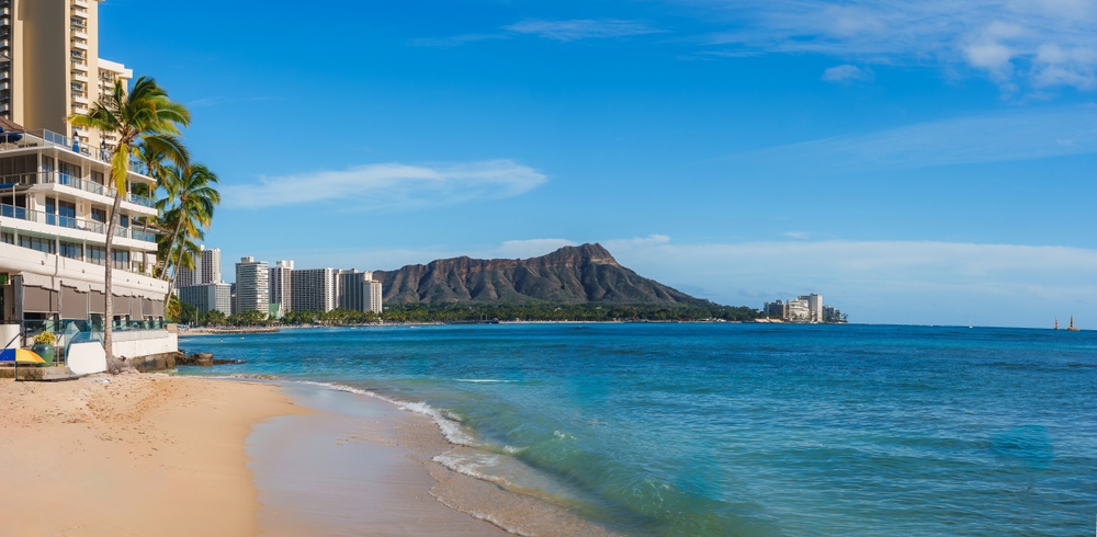 Waikiki Beach med palmer, hotell och Diamond Head i bakgrunden