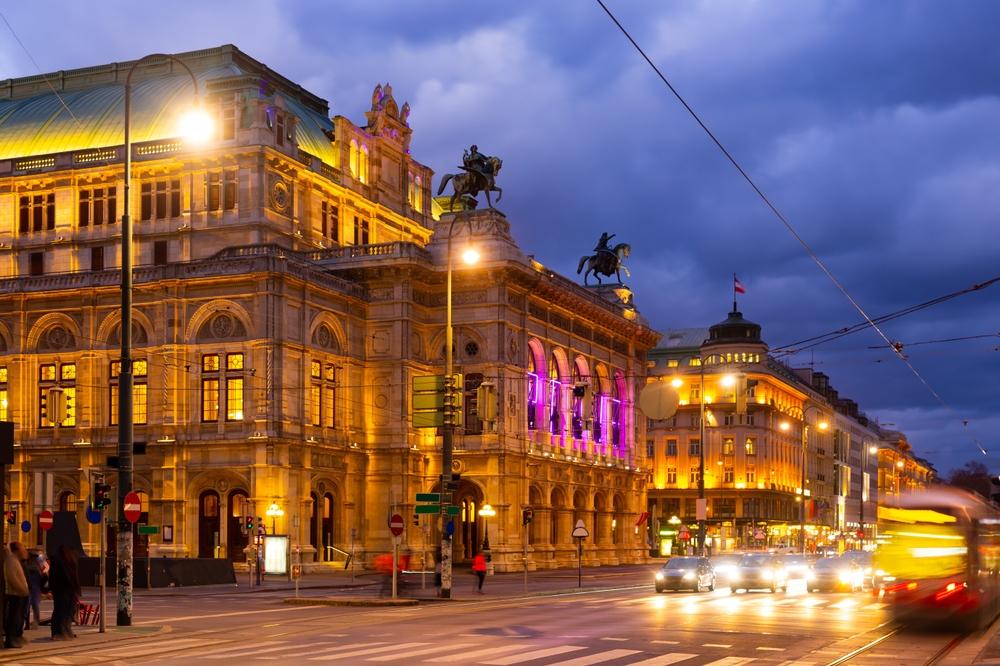 Wiener Staatsoper och Opernring på kvällen