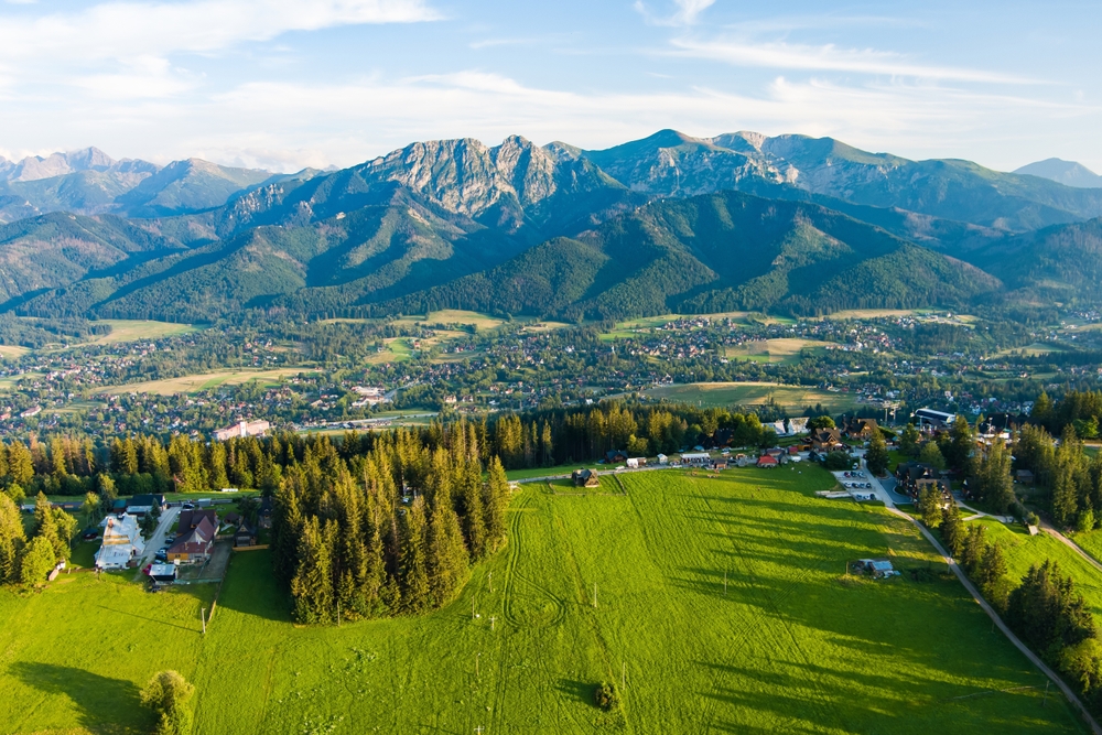 Zakopane nedanför Tatrabergen sett från Gubałówka