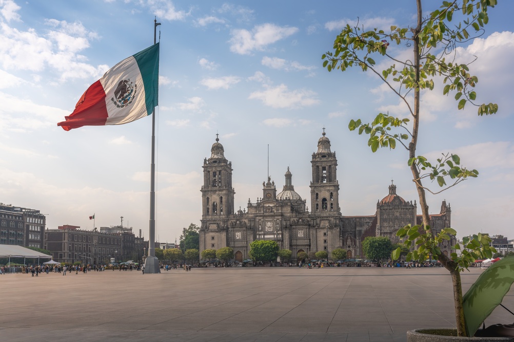 Zócalo med den mexikanska flaggan och katedralen i Centro Histórico i Mexico City
