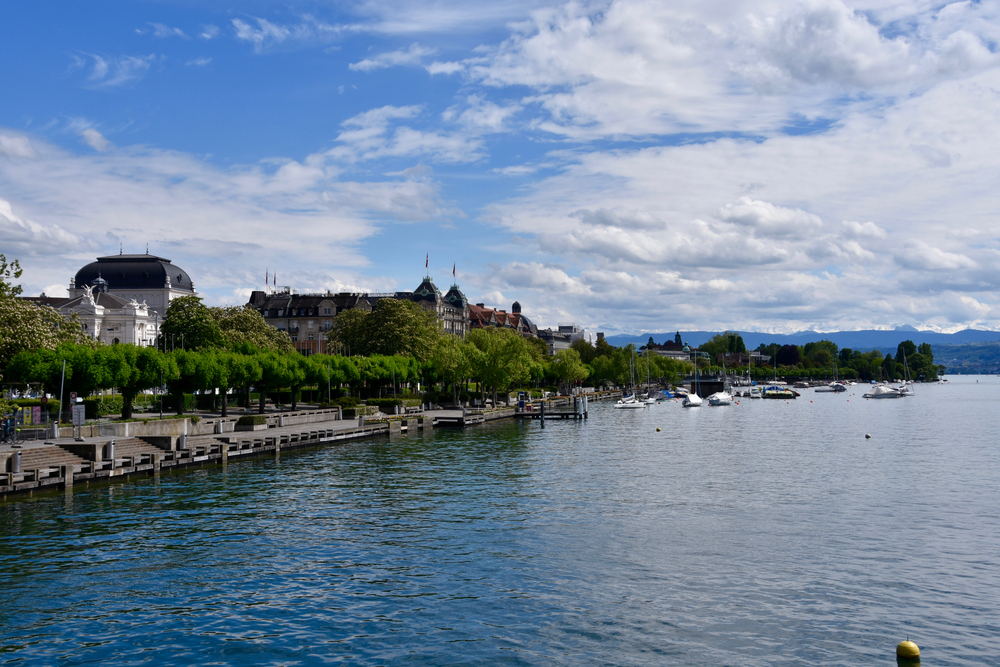 Zürichsjön med Seefeld och operahuset en sommardag