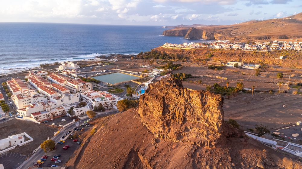 Flygfoto över Agaete och hamnen Puerto de las Nieves på Gran Canaria vid solnedgången