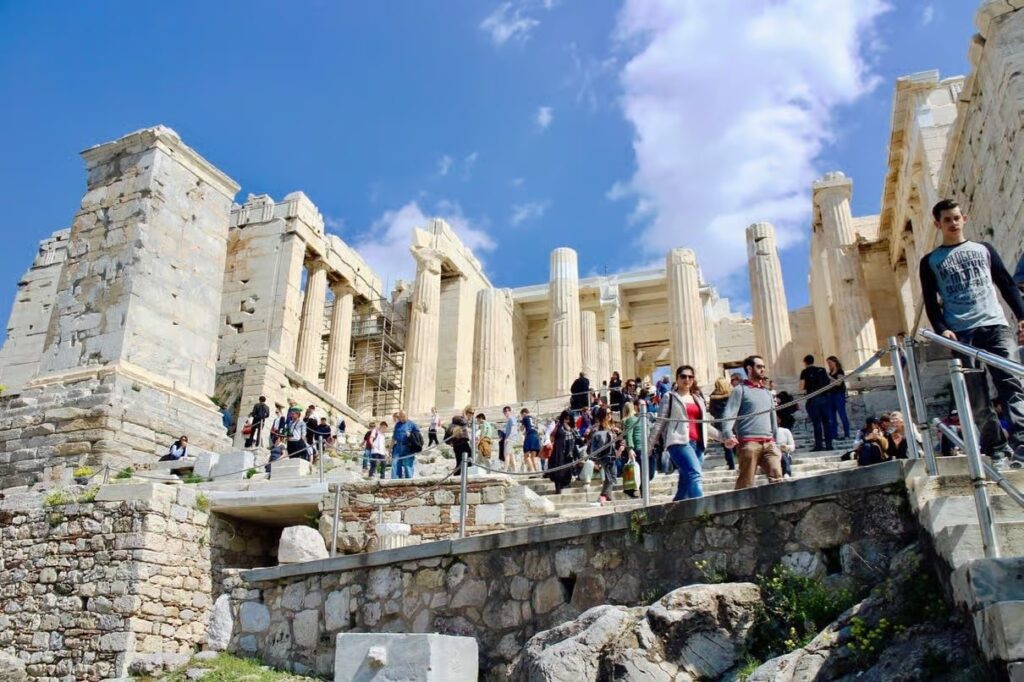 Akropolis med Parthenon på klippan mitt i Aten
