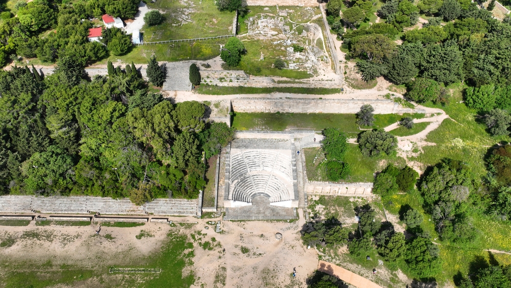 Flygfoto över akropolis på Monte Smith i Rhodos stad med teatern och stadion