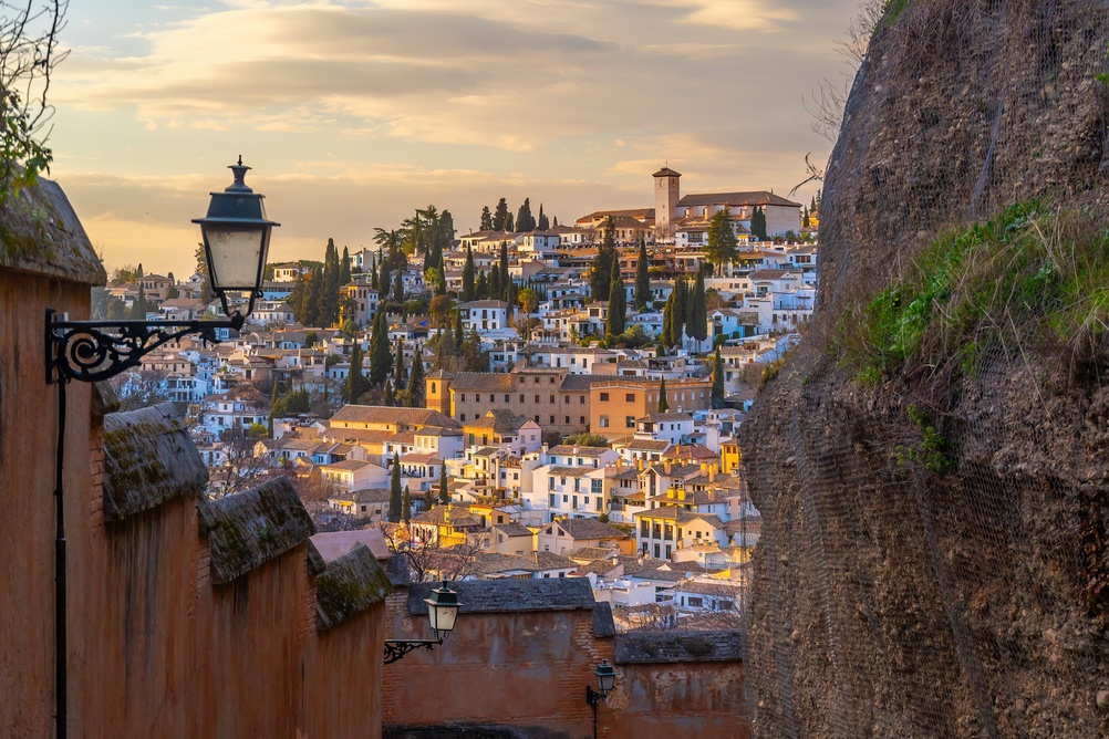 Det historiska kvarteret Albaicín sett ovanifrån med utsikt över Granada