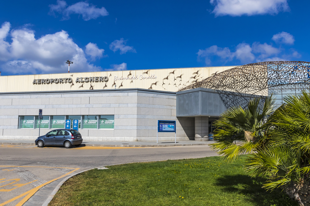 Fasaden på passagerarterminalen på Alghero-Fertilia flygplats på Sardinien