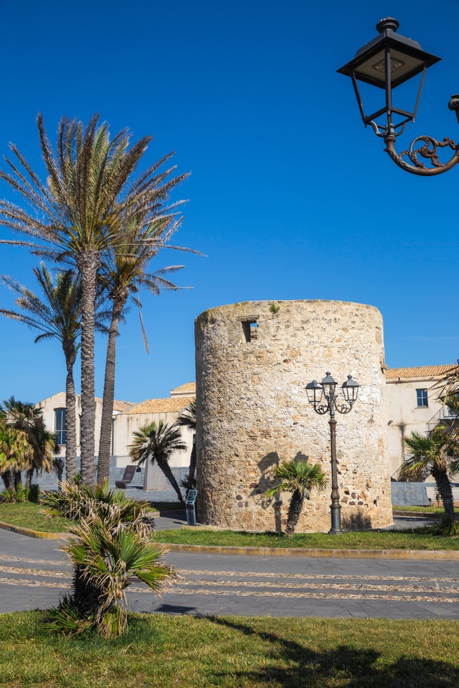Stadsmuren och bastionerna vid gamla stan i Alghero på Sardinien